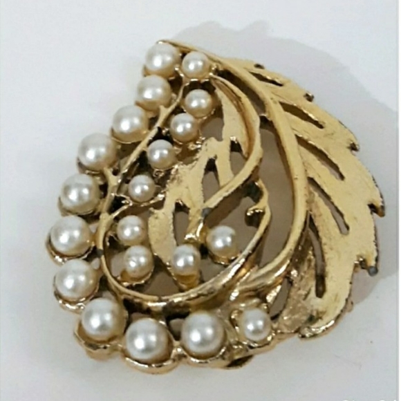 Vintage faux pearl Goldtone womens pin Jewelry - Picture 6 of 7